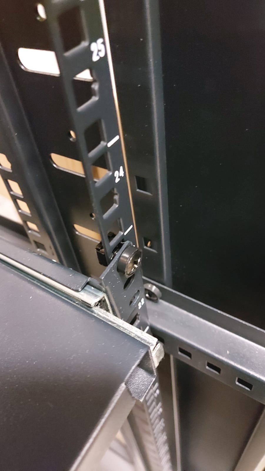 teleskopiska styrskenor för serverskåp
