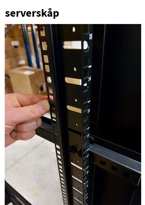 Montera serverskåpets hylla