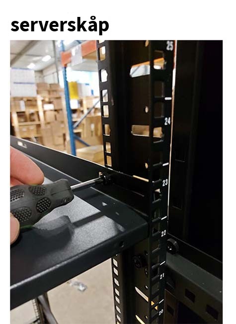 Montering av serverskåpshylla i steg